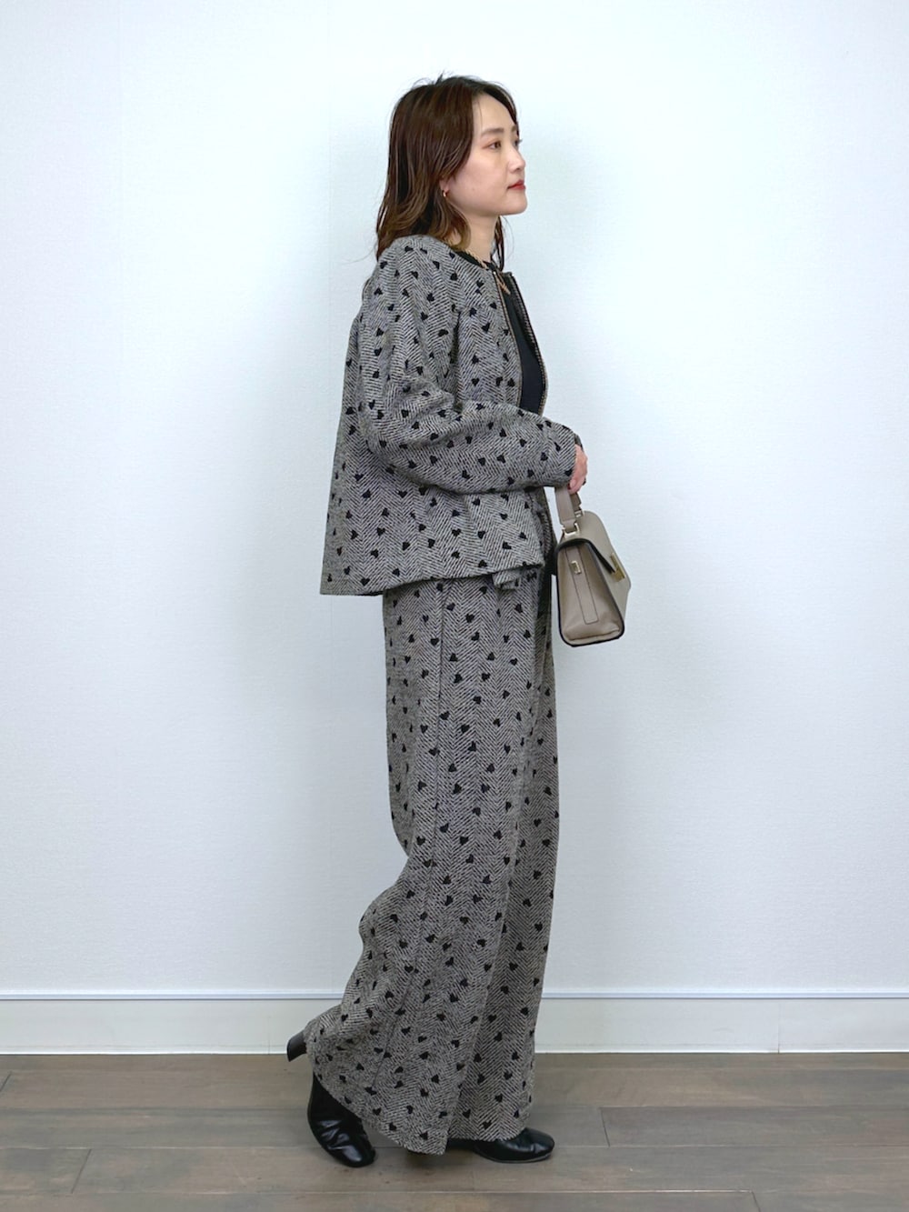 ブラウン系のブルゾン、ブラック系のニット/セーター、ブラウン系のその他パンツを着用したレディースの秋コーディネートの6枚目の写真