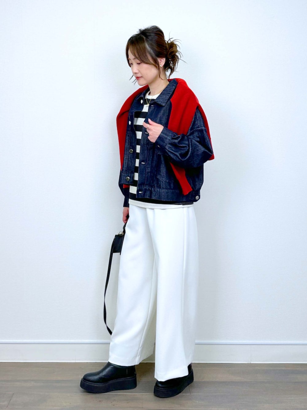 レッド系のニット/セーター、ホワイト系のその他パンツ、ブルー系のデニムジャケットを着用したレディースの冬コーディネートの4枚目の写真