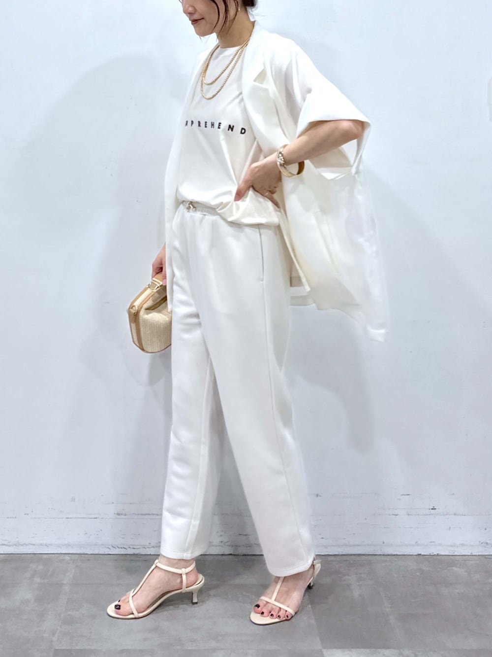 ベージュ系のTシャツ/カットソー、ホワイト系のその他パンツを着用したレディースの夏コーディネートの2枚目の写真