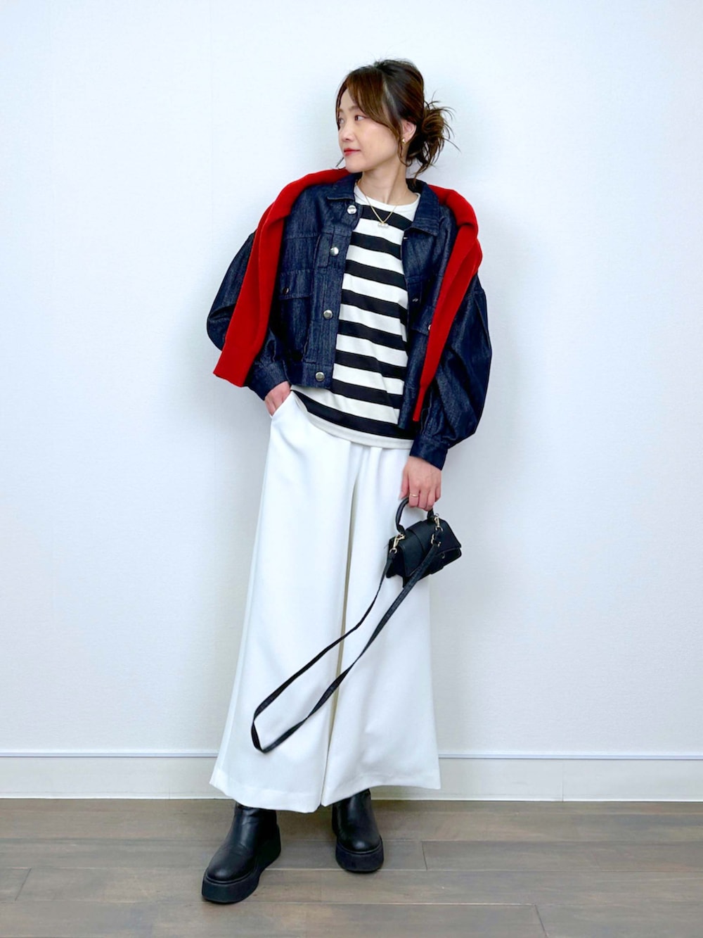 レッド系のニット/セーター、ホワイト系のその他パンツ、ブルー系のデニムジャケットを着用したレディースの冬コーディネートの5枚目の写真