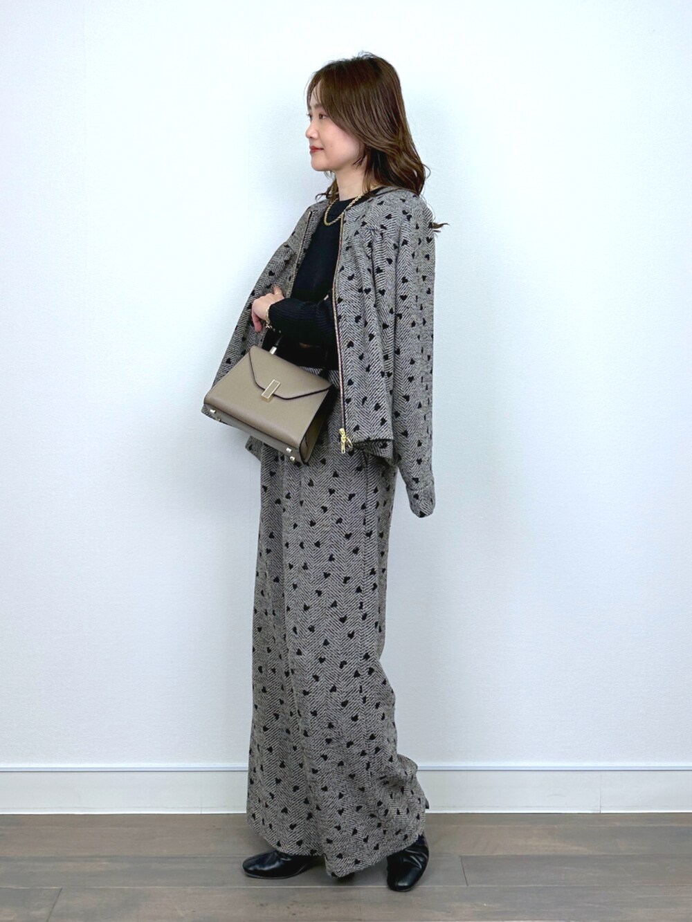 ブラウン系のブルゾン、ブラック系のニット/セーター、ブラウン系のその他パンツを着用したレディースの秋コーディネートの4枚目の写真