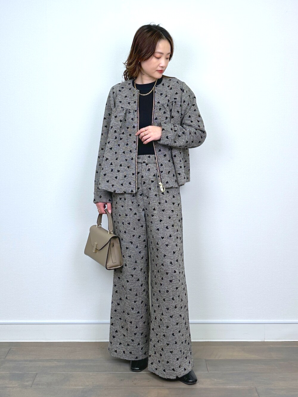 ブラウン系のブルゾン、ブラック系のニット/セーター、ブラウン系のその他パンツを着用したレディースの秋コーディネートの5枚目の写真