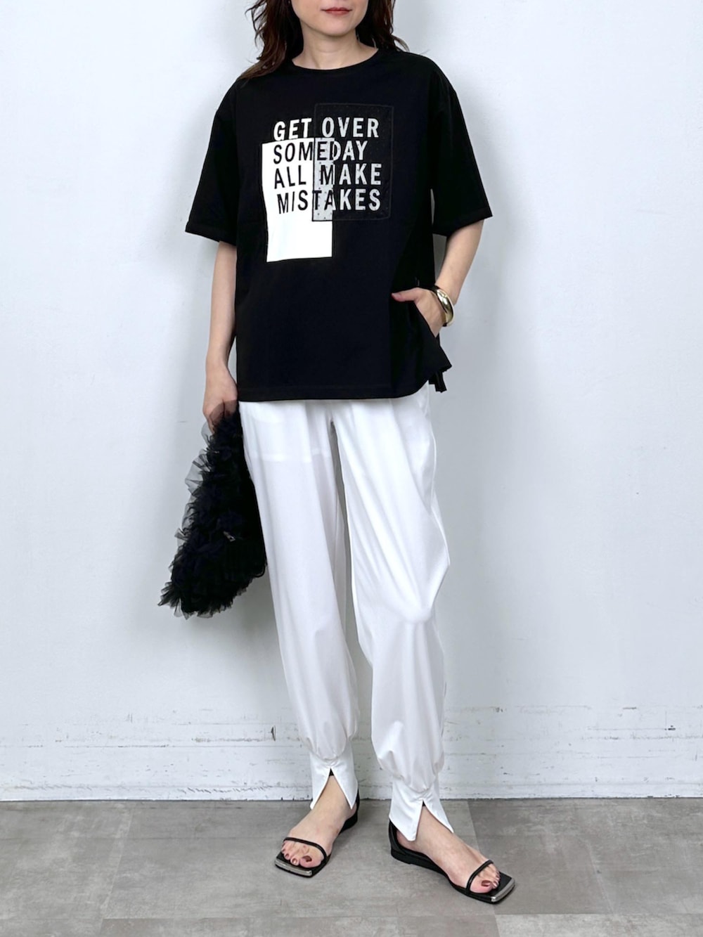 ブラック系のTシャツ/カットソーを着用したレディースの夏コーディネートの5枚目の写真