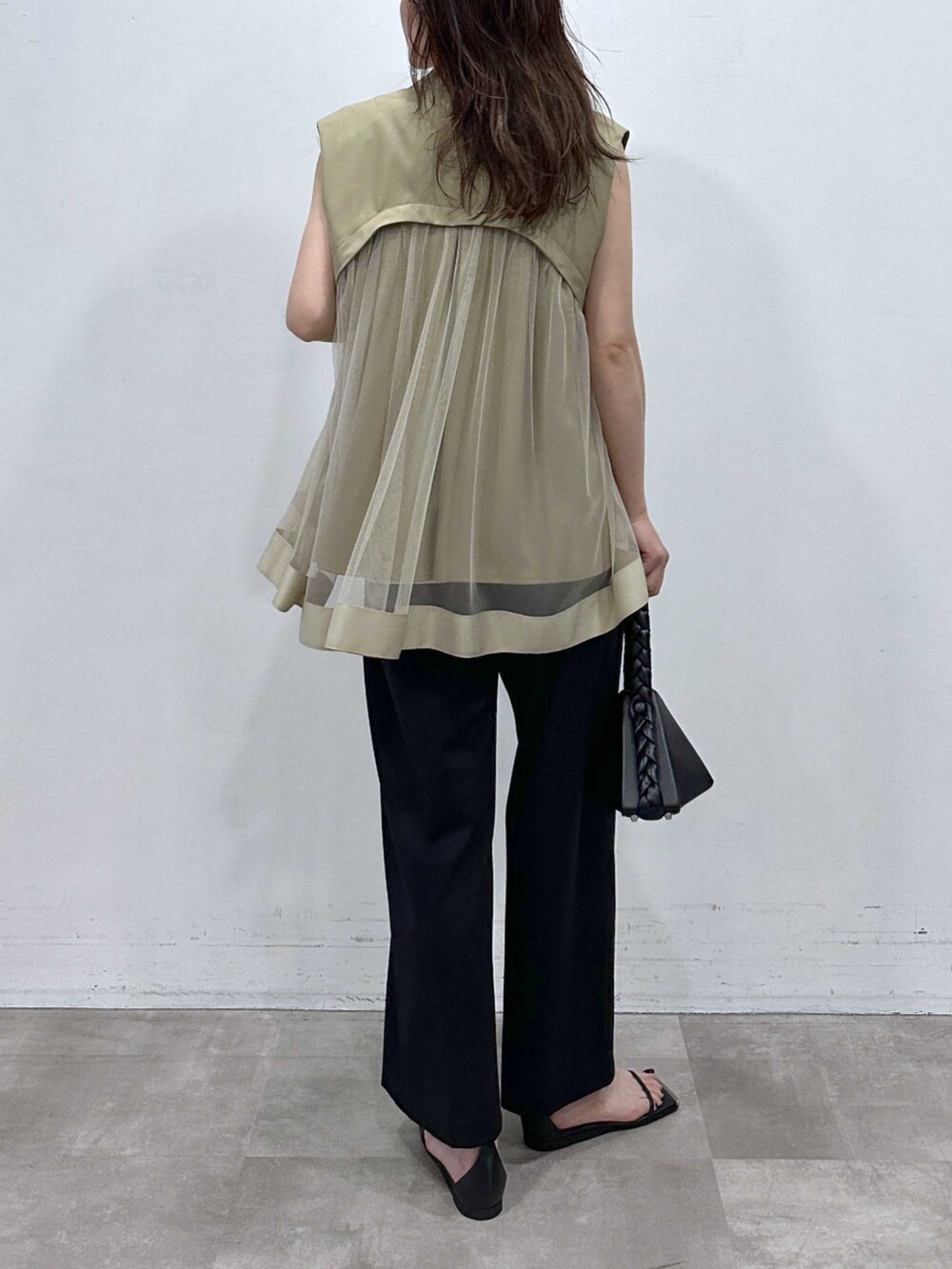 ベージュ系のベスト、ホワイト系のTシャツ/カットソー、ブラック系のその他パンツを着用したレディースの夏コーディネートの3枚目の写真