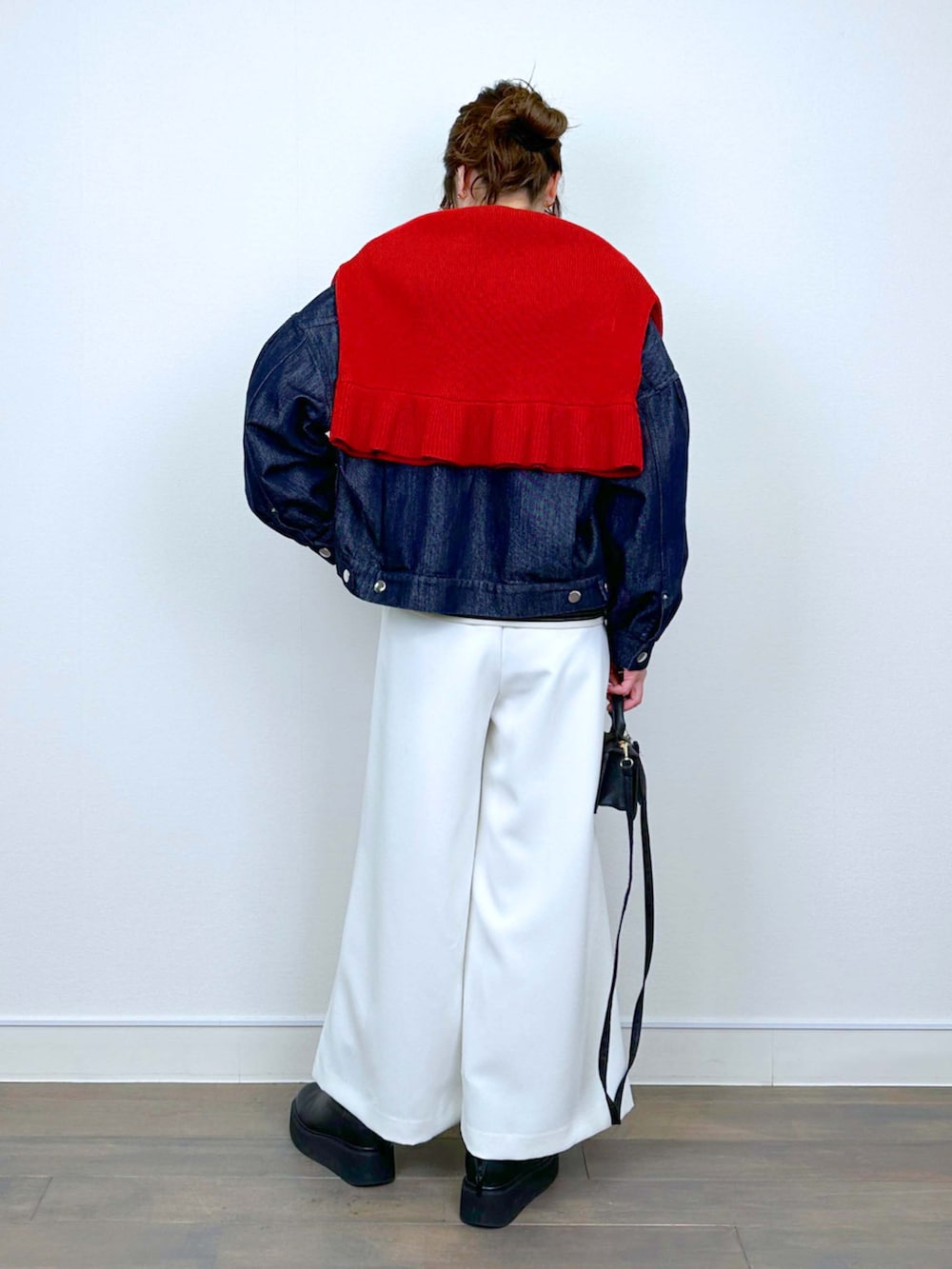レッド系のニット/セーター、ホワイト系のその他パンツ、ブルー系のデニムジャケットを着用したレディースの冬コーディネートの3枚目の写真