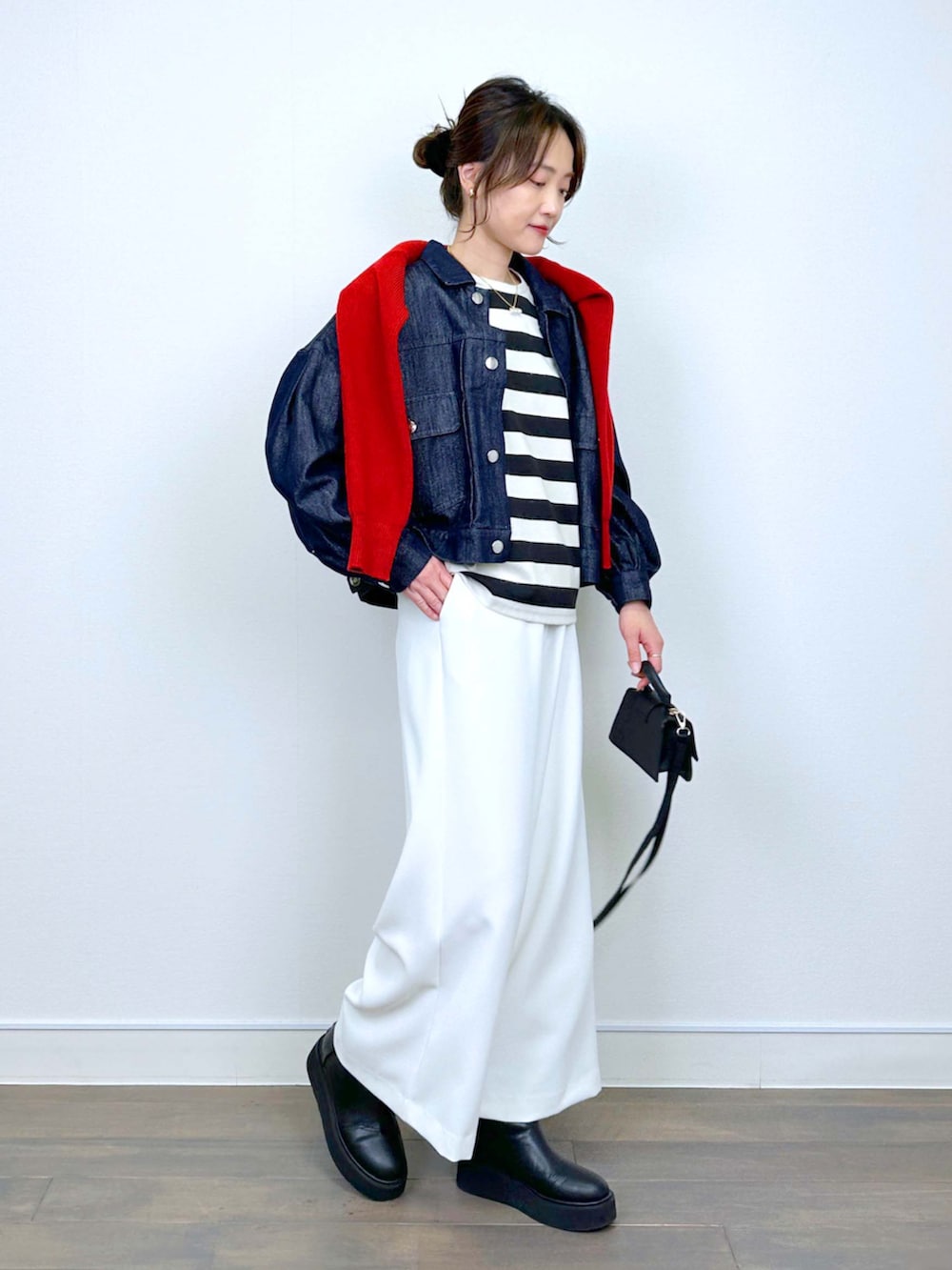 レッド系のニット/セーター、ホワイト系のその他パンツ、ブルー系のデニムジャケットを着用したレディースの冬コーディネートの2枚目の写真