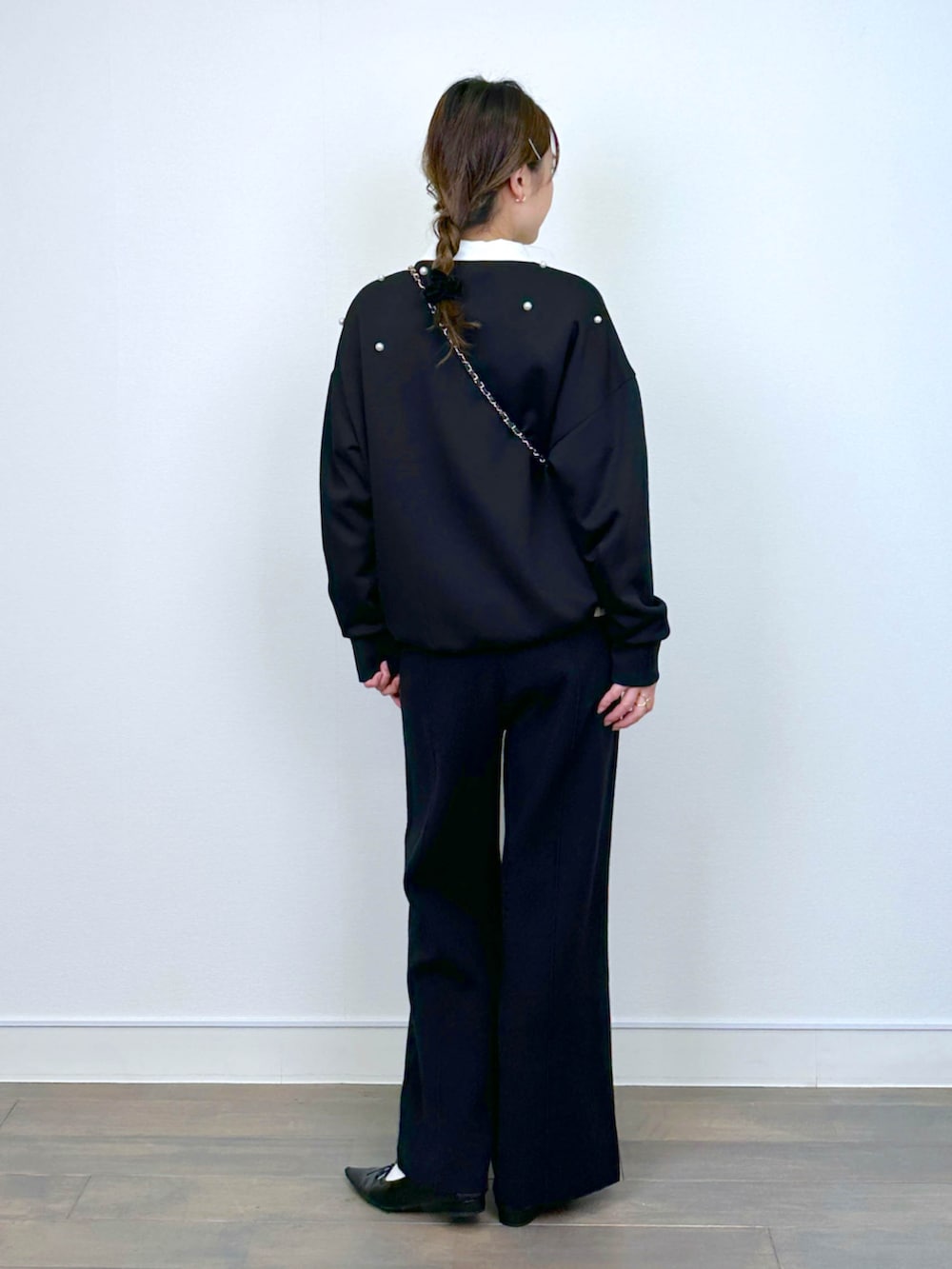 ブラック系のTシャツ/カットソー、ホワイト系のシャツ/ブラウス、ブラック系のその他パンツを着用したレディースの冬コーディネートの3枚目の写真