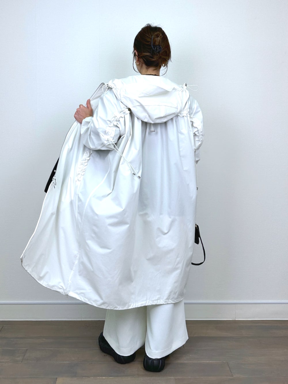 ホワイト系のその他パンツ、ホワイト系のパーカー、ブラック系のカーディガン/ボレロを着用したレディースの秋コーディネートの3枚目の写真