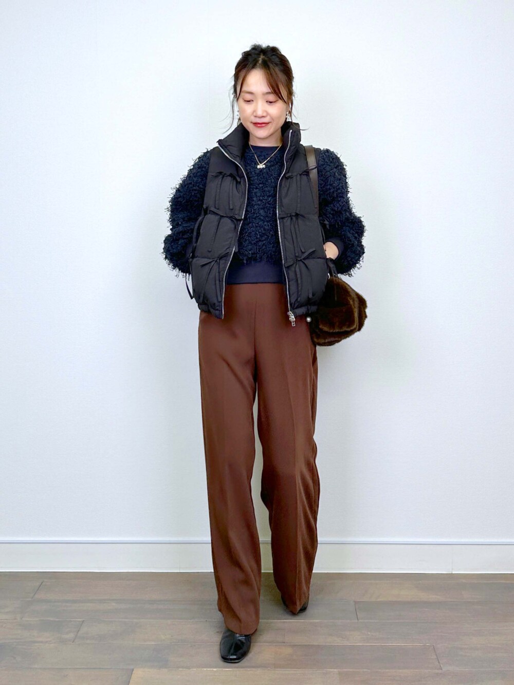 グレー系のTシャツ/カットソー、ブラウン系のスラックスを着用したレディースの冬コーディネートの5枚目の写真