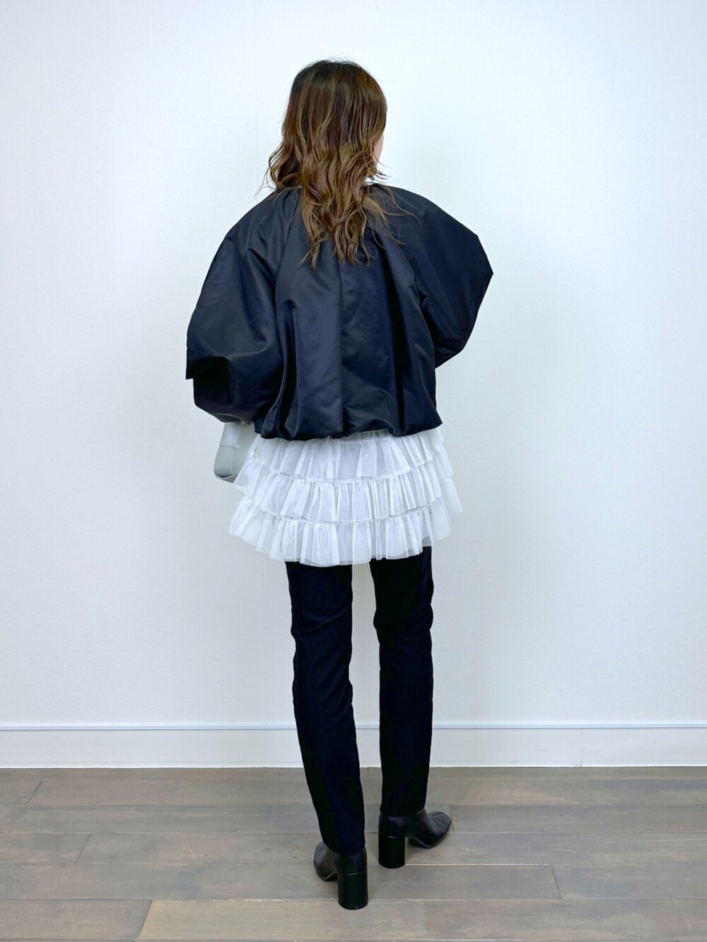 ブラック系のブルゾン、ベージュ系のニット/セーター、ブラック系のその他パンツを着用したレディースの冬コーディネートの3枚目の写真