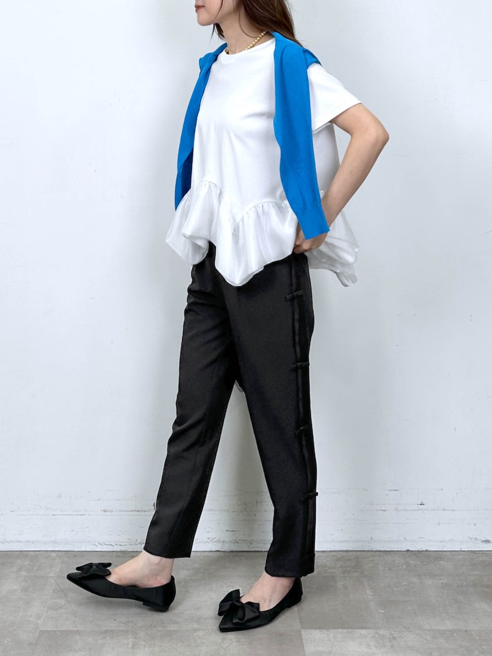ブルー系のカーディガン/ボレロ、ホワイト系のTシャツ/カットソー、ブラック系のその他パンツを着用したレディースの夏コーディネートの2枚目の写真