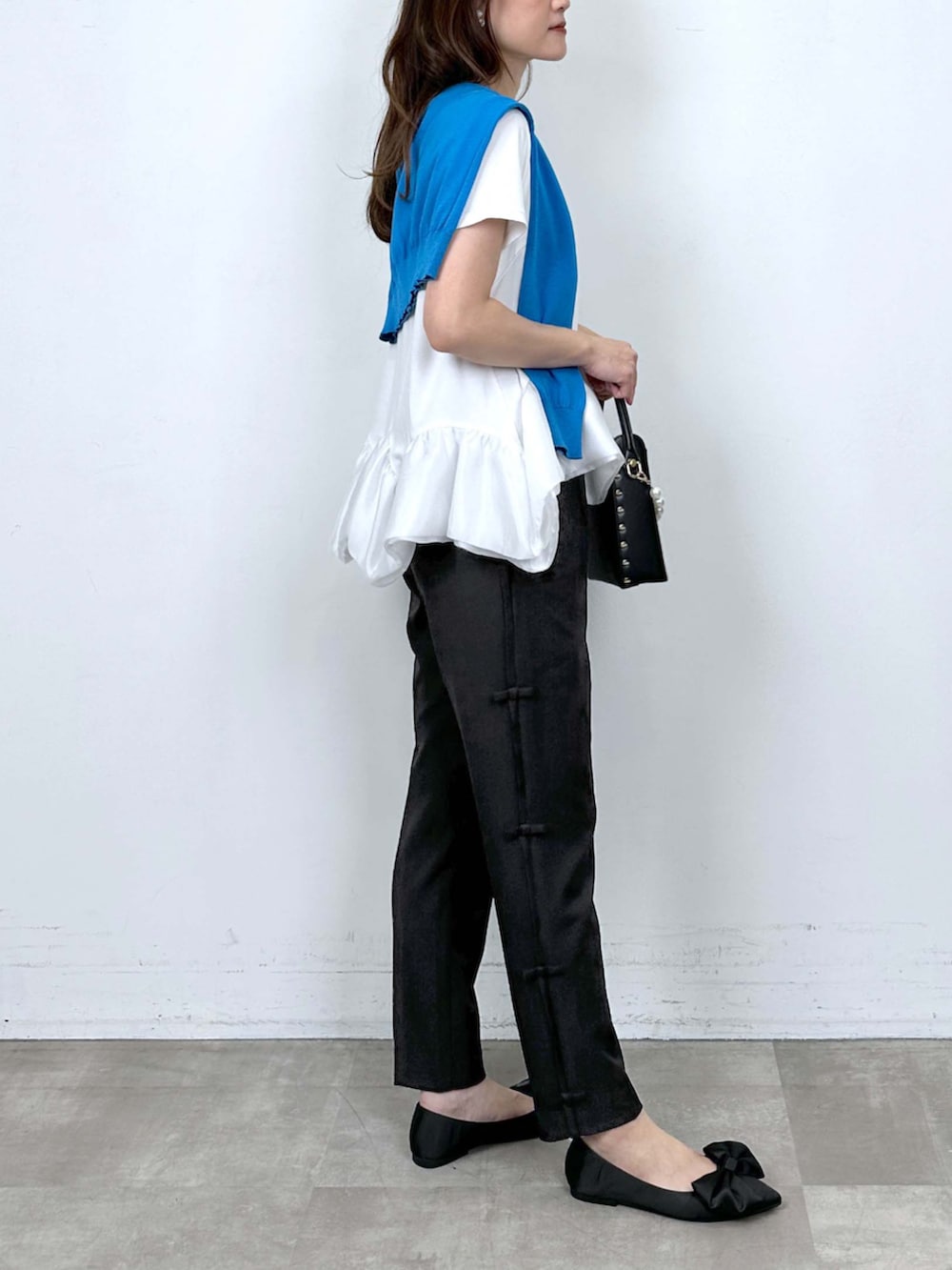 ブルー系のカーディガン/ボレロ、ホワイト系のTシャツ/カットソー、ブラック系のその他パンツを着用したレディースの夏コーディネートの4枚目の写真