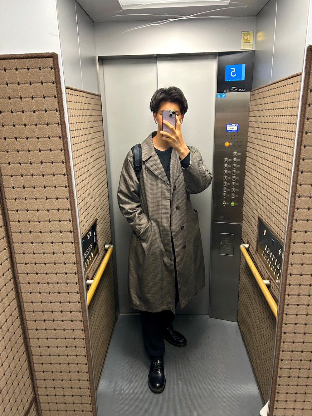 「HAREのアイテム（ステンカラーコート、ベージュ系）」を使った、Yutaさん（メンズ・182cm）の冬コーディネートの3枚目の写真
