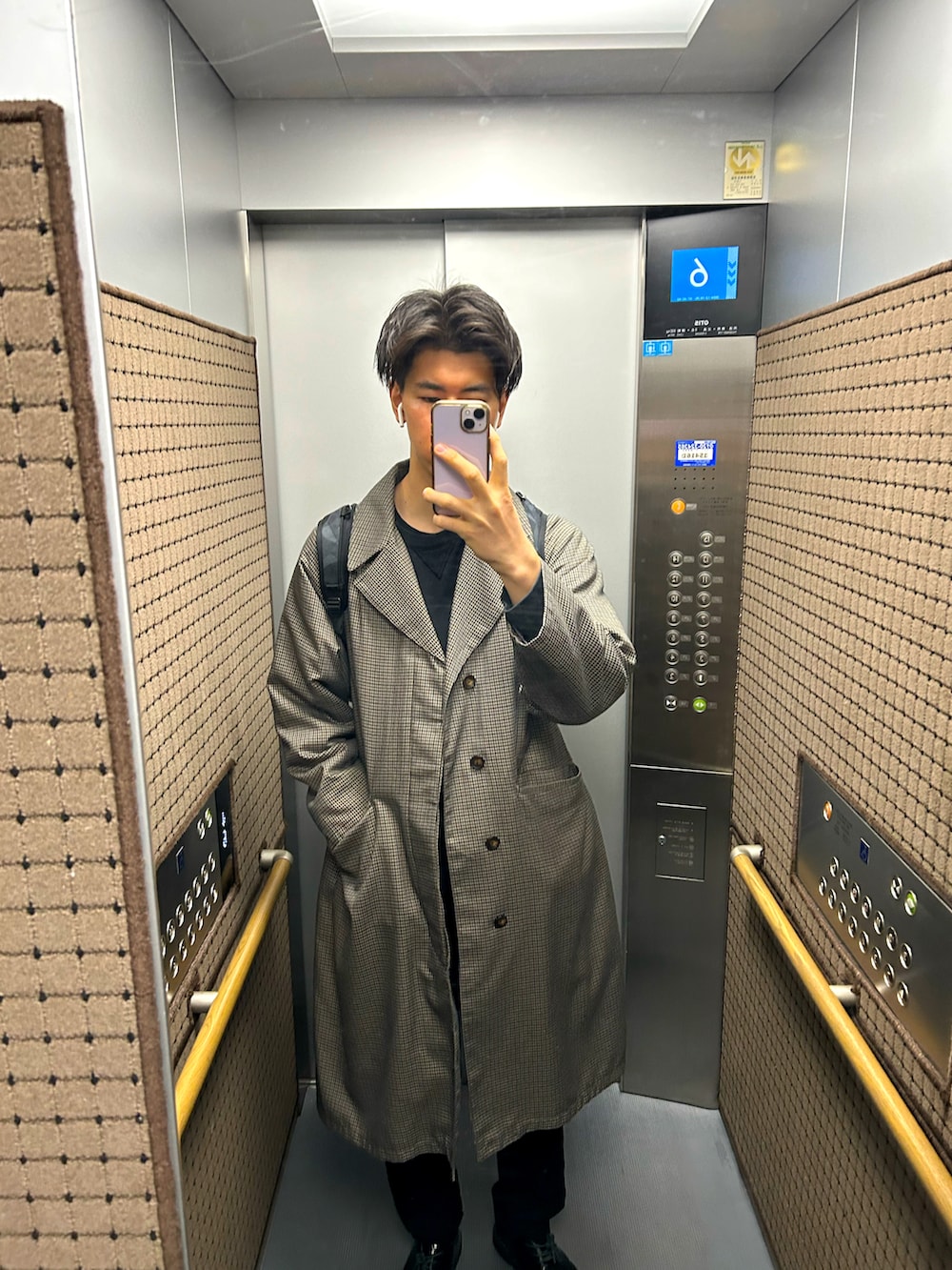 「HAREのアイテム（ステンカラーコート、ベージュ系）」を使った、Yutaさん（メンズ・182cm）の冬コーディネートの2枚目の写真