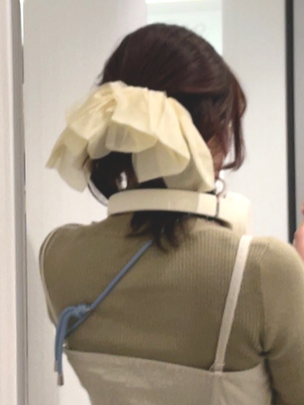 ブラウン系のデニムパンツ、ゴールド系のバレエシューズを着用したレディースの冬コーディネートの2枚目の写真