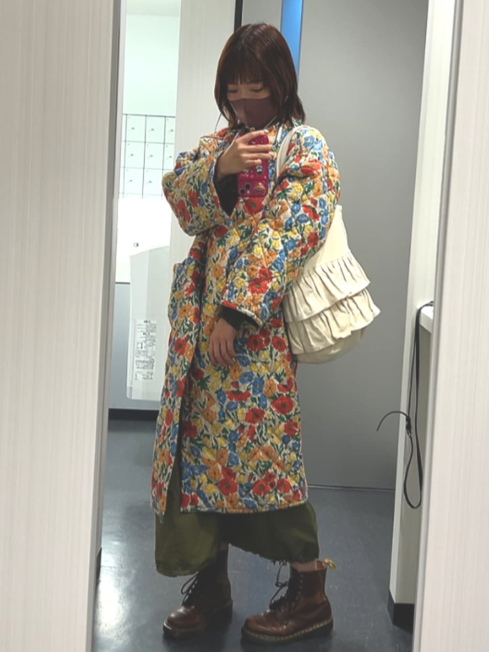 「冬のコーデ、ゆったりコーデ、大人かわいい、オトナ女子、コート、出勤コーデ、お仕事コーデ、大人ガーリー」|「Freadaのインドリバーシブルロングキルトコート(その他アウター、イエロー系)」を使った、しおりさん(レディース・160cm)の冬コーディネートの2枚目の写真
