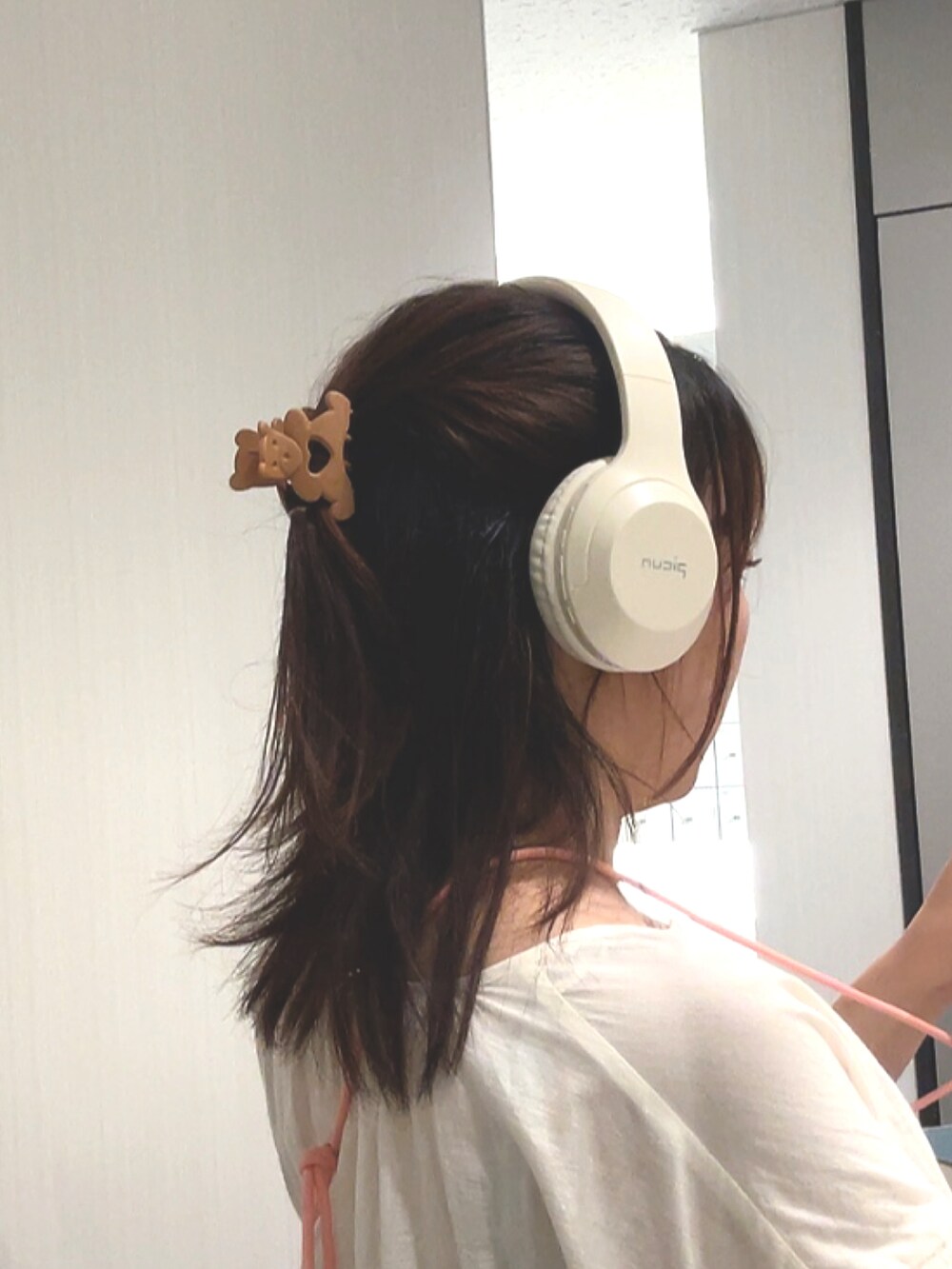 ブラウン系のデニムパンツ、ホワイト系のシャツ/ブラウスを着用したレディースの春コーディネートの2枚目の写真