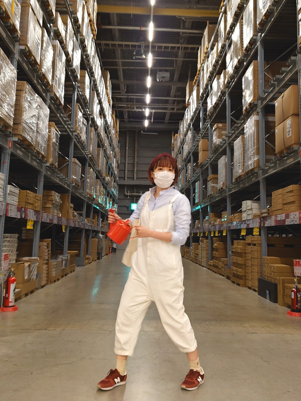 レッド系のスニーカー、ホワイト系のサロペット/オーバーオール、ブルー系のシャツ/ブラウスを着用したレディースの春コーディネートの2枚目の写真