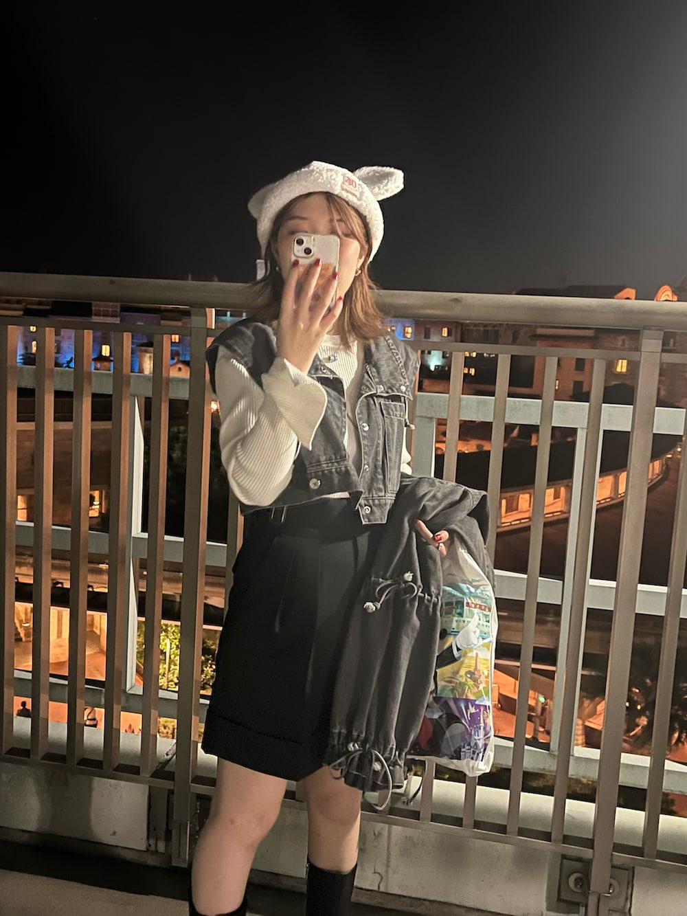 ブラック系のブーツ、ブラック系のその他パンツ、ホワイト系のトップスを着用したレディースの秋コーディネートの2枚目の写真