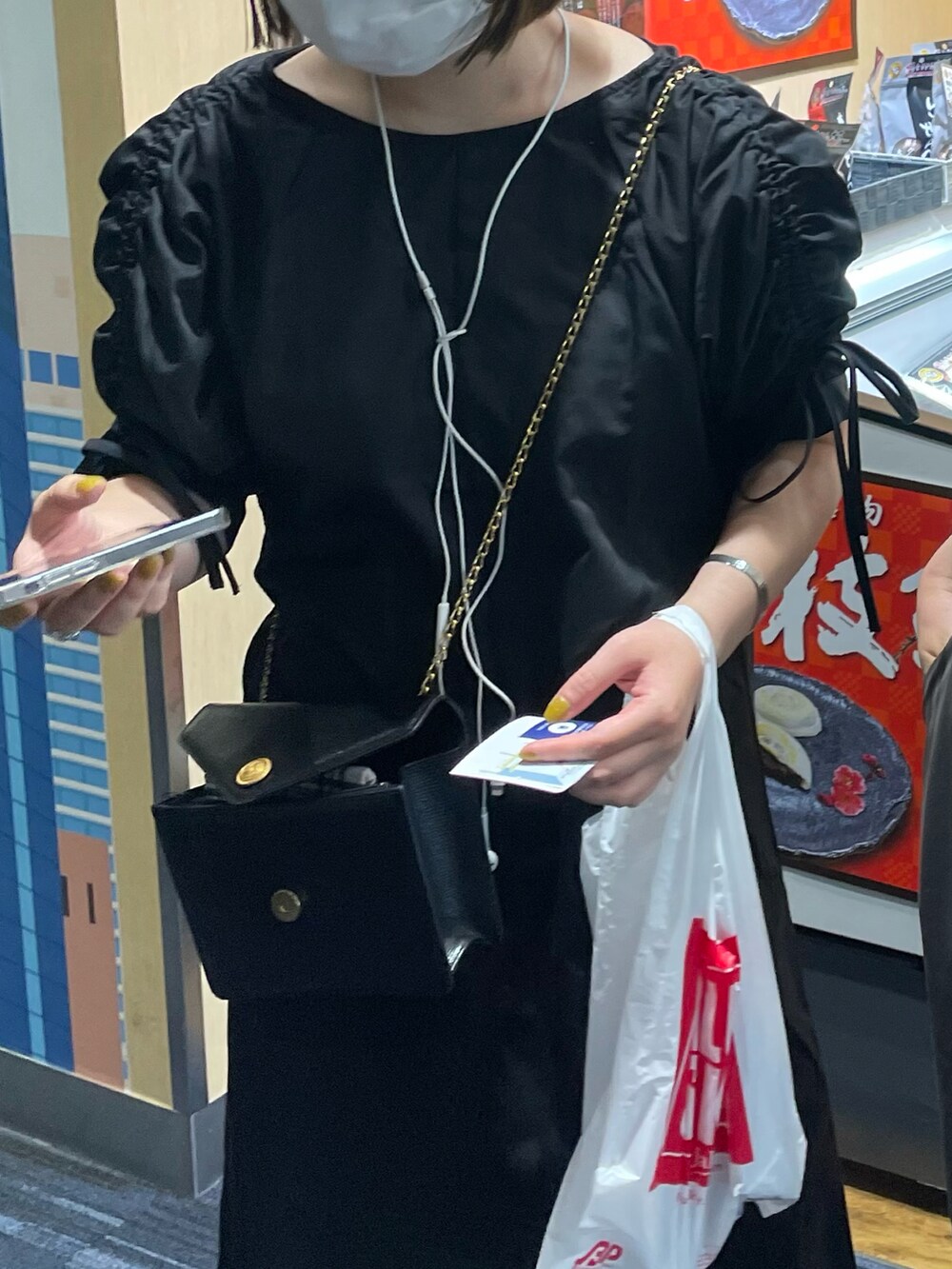 ブラック系のワンピースを着用したレディースの秋コーディネートの2枚目の写真