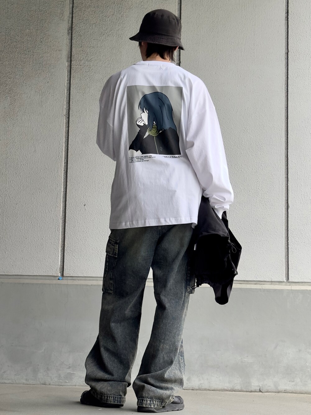 ホワイト系のTシャツ/カットソー、ブラック系のベスト、ブラック系のカーゴパンツを着用したメンズの春コーディネートの2枚目の写真