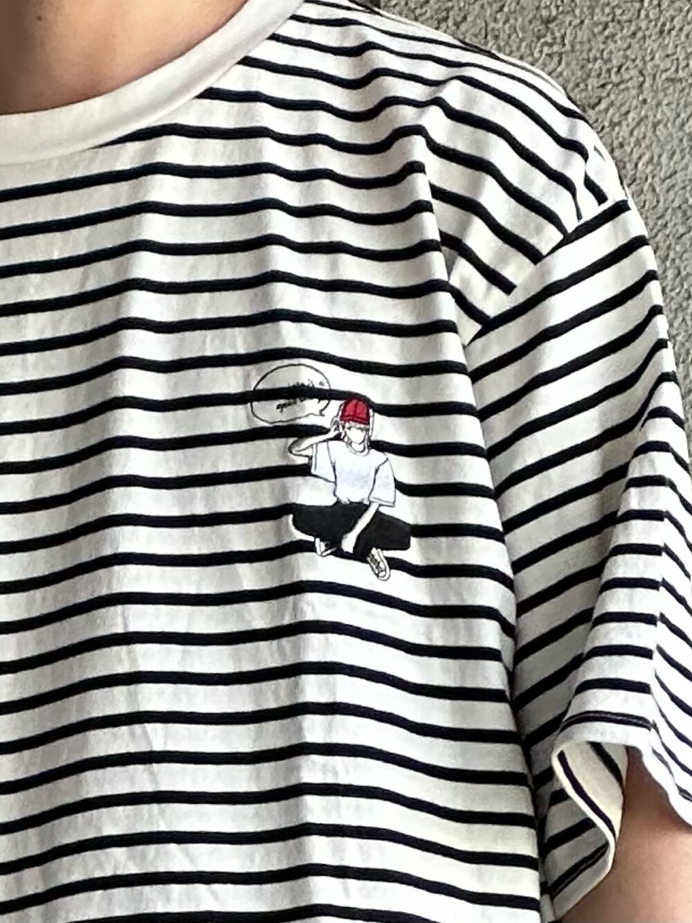 ホワイト系のTシャツ/カットソー、ブルー系のデニムパンツ、ブラック系のスニーカーを着用したメンズの春コーディネートの2枚目の写真