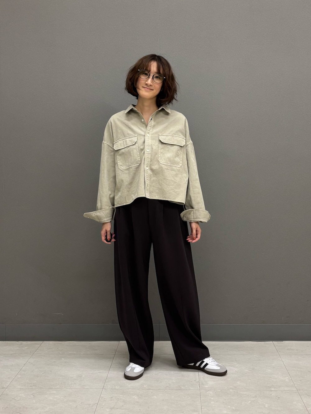 ベージュ系のシャツ/ブラウス、ブラウン系のその他パンツ、ホワイト系のスニーカーを着用したレディースの冬コーディネートの2枚目の写真