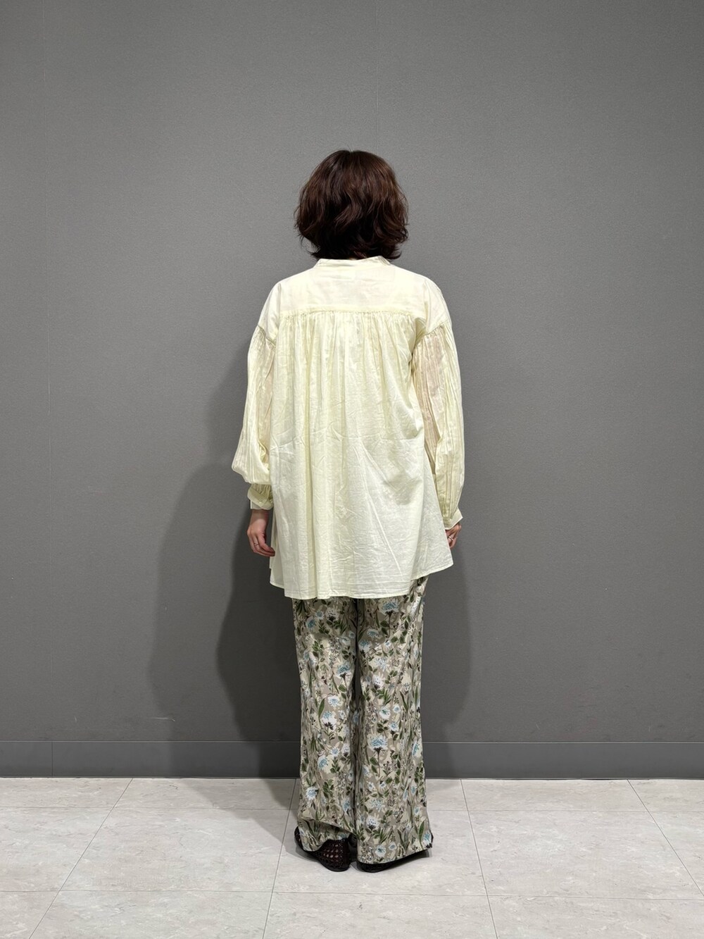 ベージュ系のその他パンツ、イエロー系のシャツ/ブラウス、ブラウン系のサンダルを着用したレディースの春コーディネートの4枚目の写真