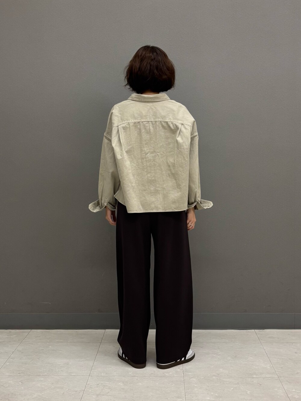 ベージュ系のシャツ/ブラウス、ブラウン系のその他パンツ、ホワイト系のスニーカーを着用したレディースの冬コーディネートの4枚目の写真