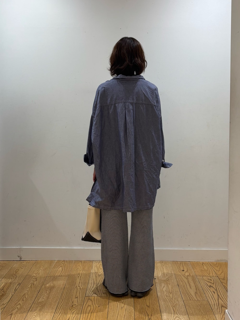 ブルー系のシャツ/ブラウス、ブルー系のその他パンツを着用したレディースの春コーディネートの3枚目の写真