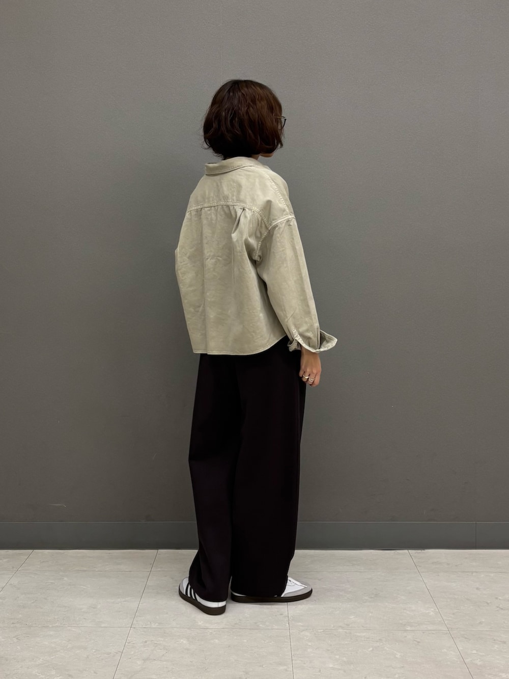 ベージュ系のシャツ/ブラウス、ブラウン系のその他パンツ、ホワイト系のスニーカーを着用したレディースの冬コーディネートの3枚目の写真