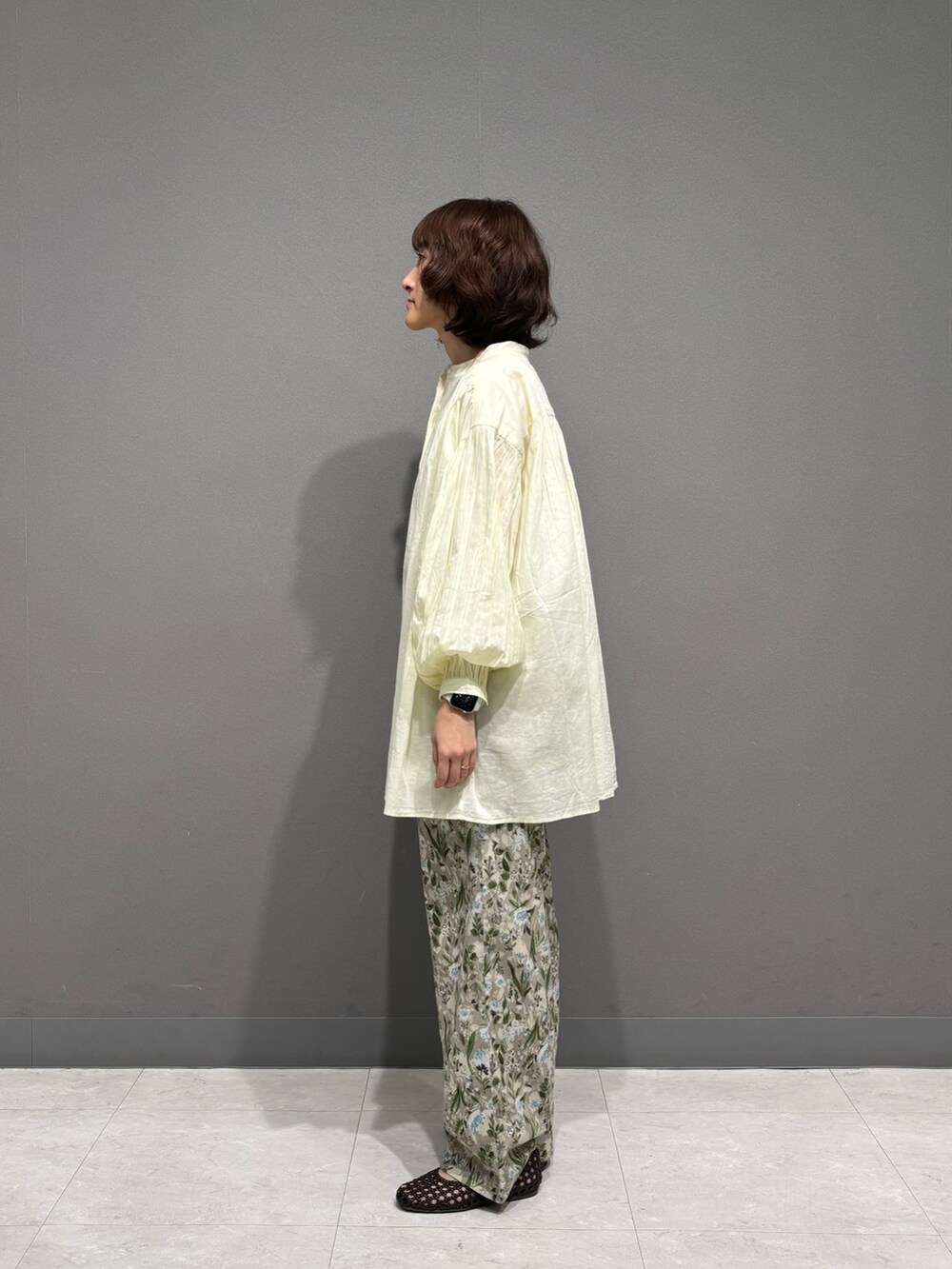 ベージュ系のその他パンツ、イエロー系のシャツ/ブラウス、ブラウン系のサンダルを着用したレディースの春コーディネートの3枚目の写真