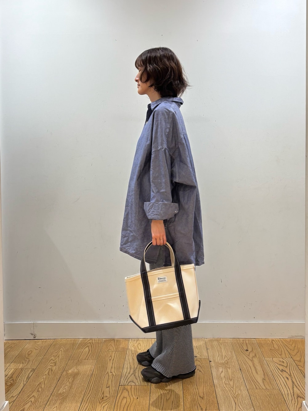 ブルー系のシャツ/ブラウス、ブルー系のその他パンツを着用したレディースの春コーディネートの2枚目の写真