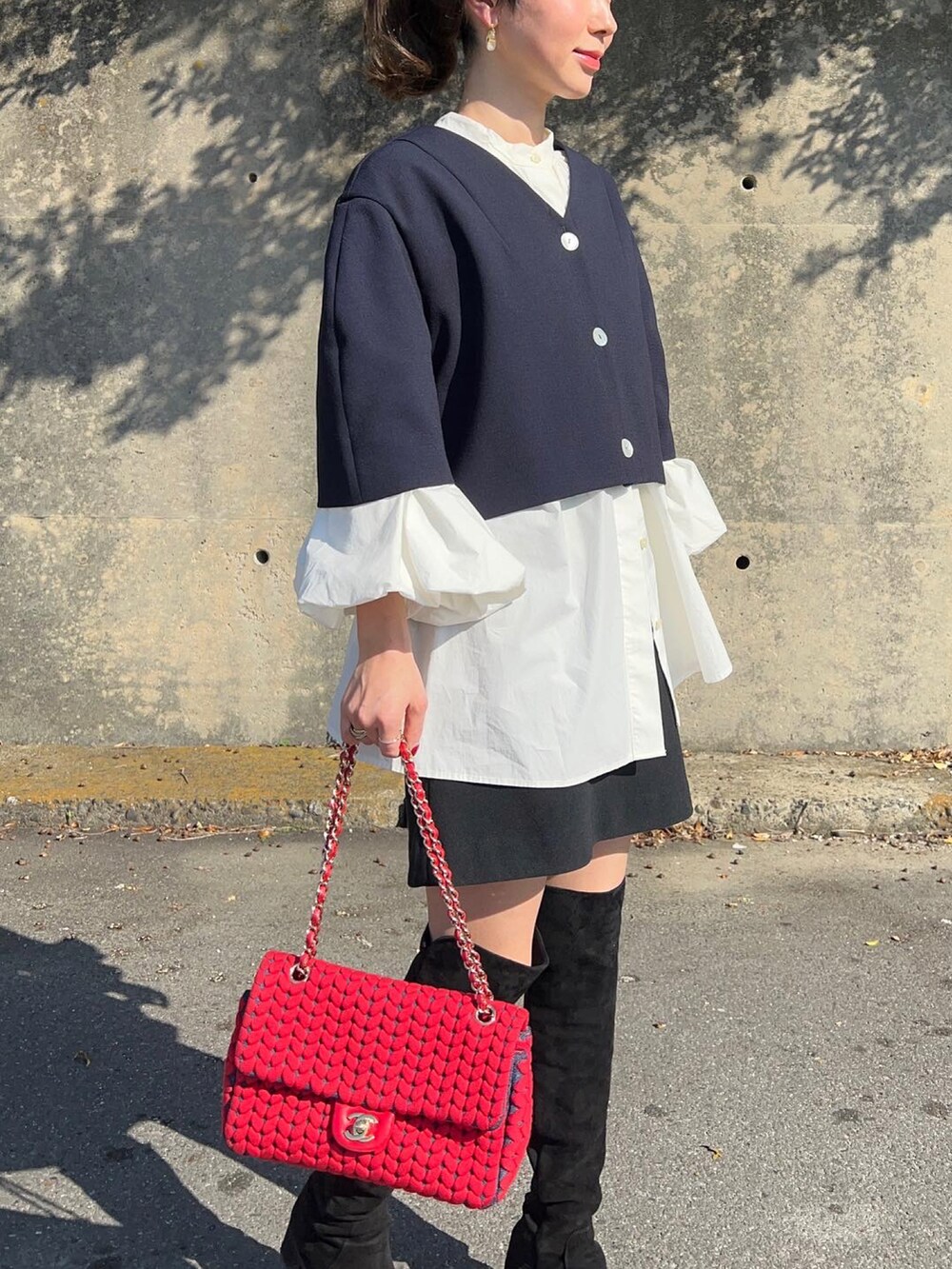 ブルー系のジャケット/アウター、ホワイト系のシャツ/ブラウス、ブラック系のスカートを着用したレディースの秋コーディネートの2枚目の写真