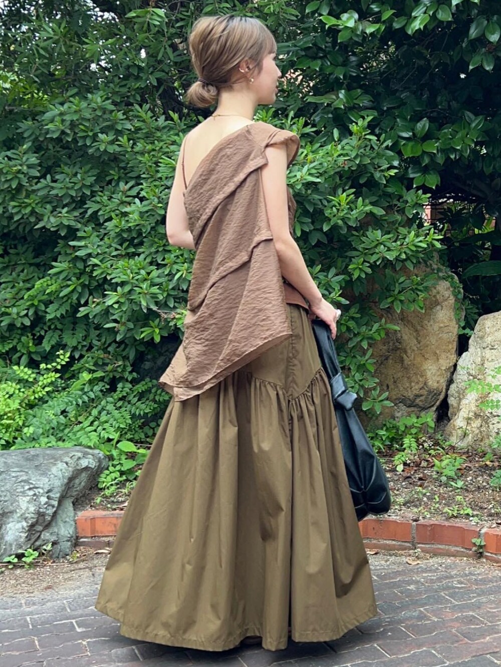 ブラウン系のスカート、ブラウン系のキャミソール、ブラウン系のシャツ/ブラウスを着用したレディースの夏コーディネートの5枚目の写真