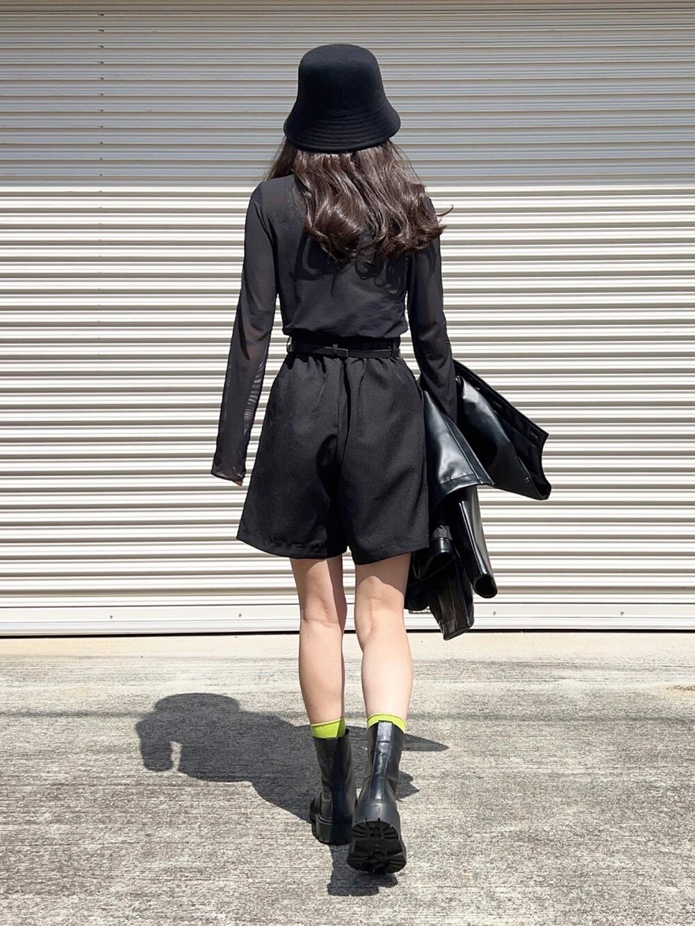 ブラック系のブルゾン、ブラック系のブーツ、ブラック系のTシャツ/カットソーを着用したレディースの秋コーディネートの4枚目の写真