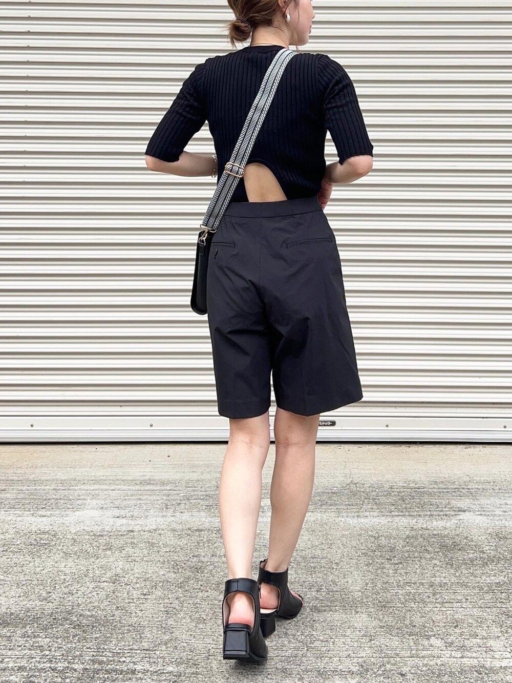 ブラック系のサンダル、ブラック系のパンツ、ブラック系のニット/セーターを着用したレディースの夏コーディネートの3枚目の写真