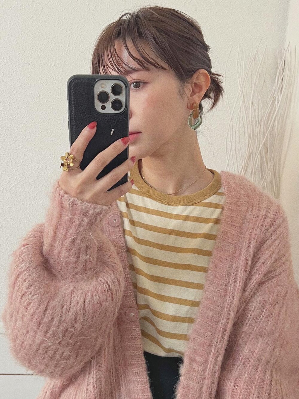 グリーン系のその他パンツ、ピンク系のパンプス、ピンク系のカーディガン/ボレロを着用したレディースの冬コーディネートの3枚目の写真