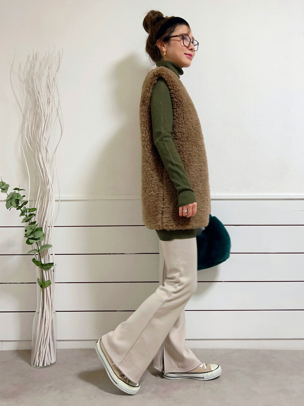 グレー系のその他パンツ、ベージュ系のスニーカー、ブラウン系のベストを着用したレディースの秋コーディネートの2枚目の写真