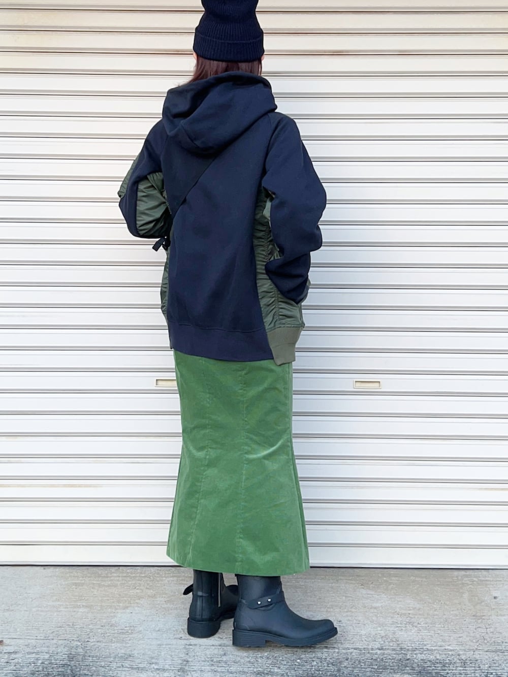 グリーン系のスカート、ブルー系のパーカー、その他のボディバッグ/ウエストポーチを着用したレディースの冬コーディネートの3枚目の写真