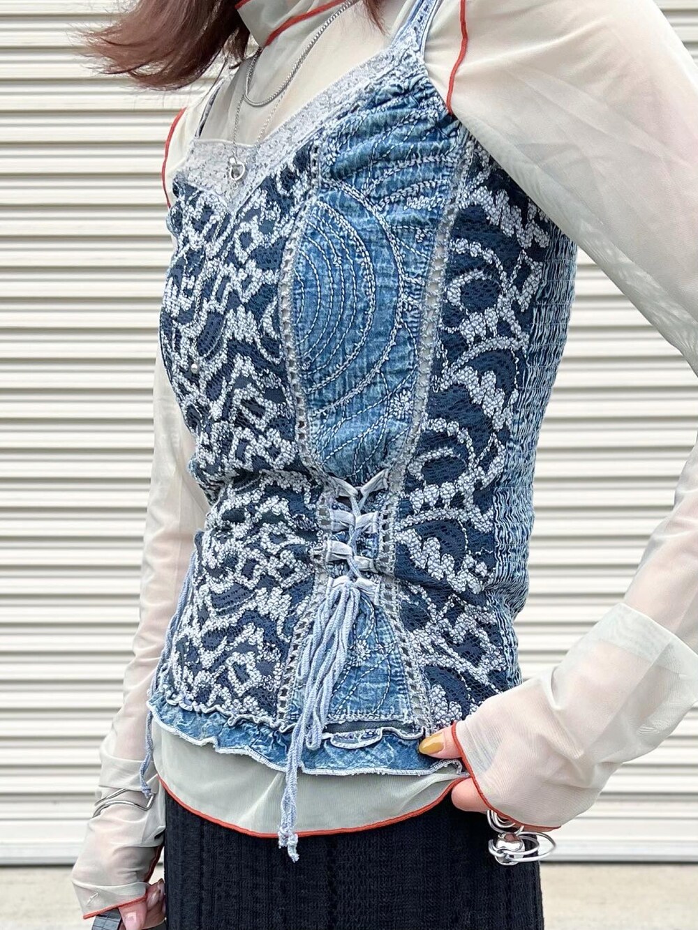 グリーン系のTシャツ/カットソー、ブルー系のハンドバッグ、ブラック系のスカートを着用したレディースの春コーディネートの2枚目の写真