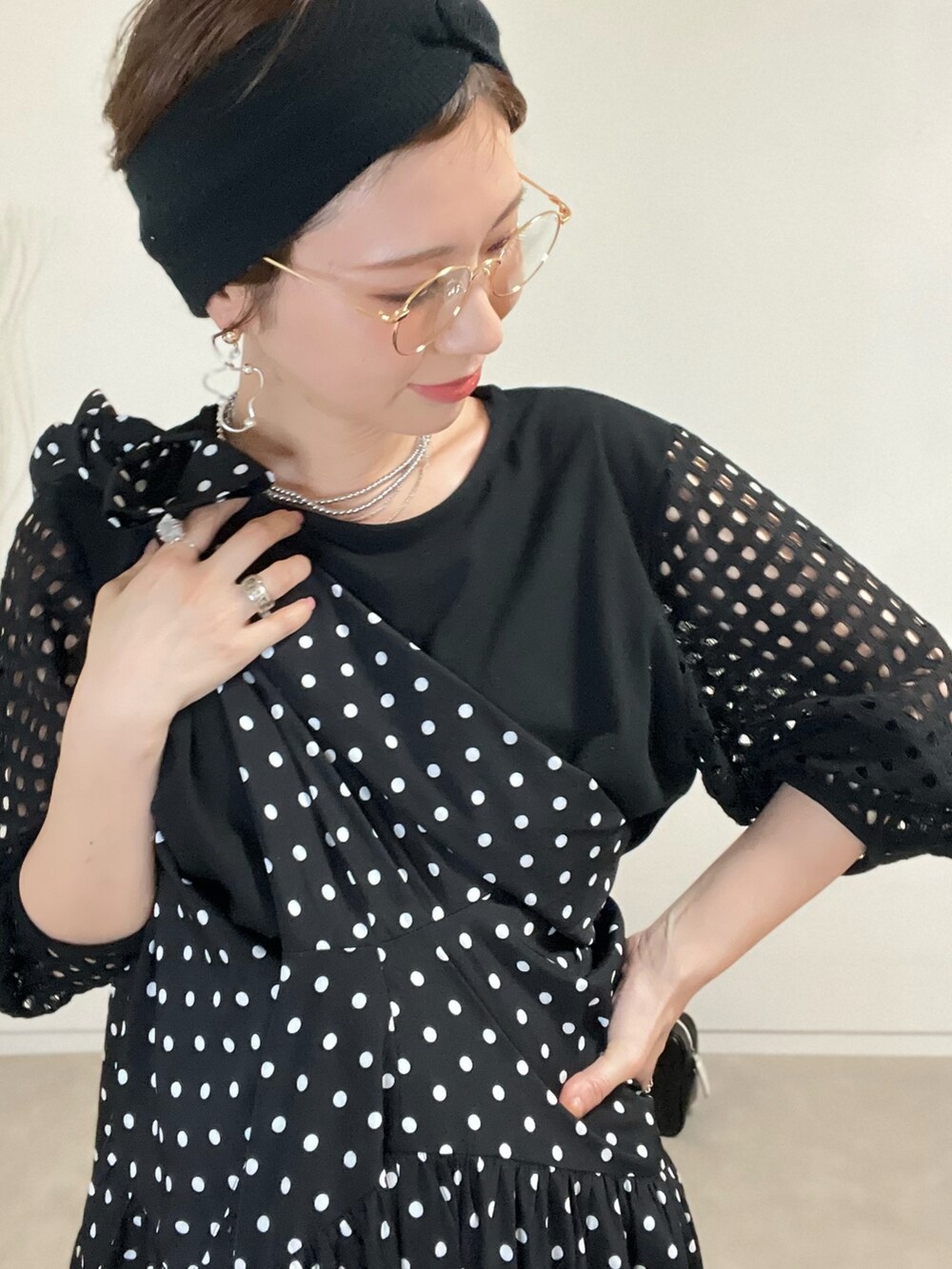 ブラック系のワンピース、ブラック系のその他シューズ、ブラック系のボストンバッグを着用したレディースの夏コーディネートの2枚目の写真