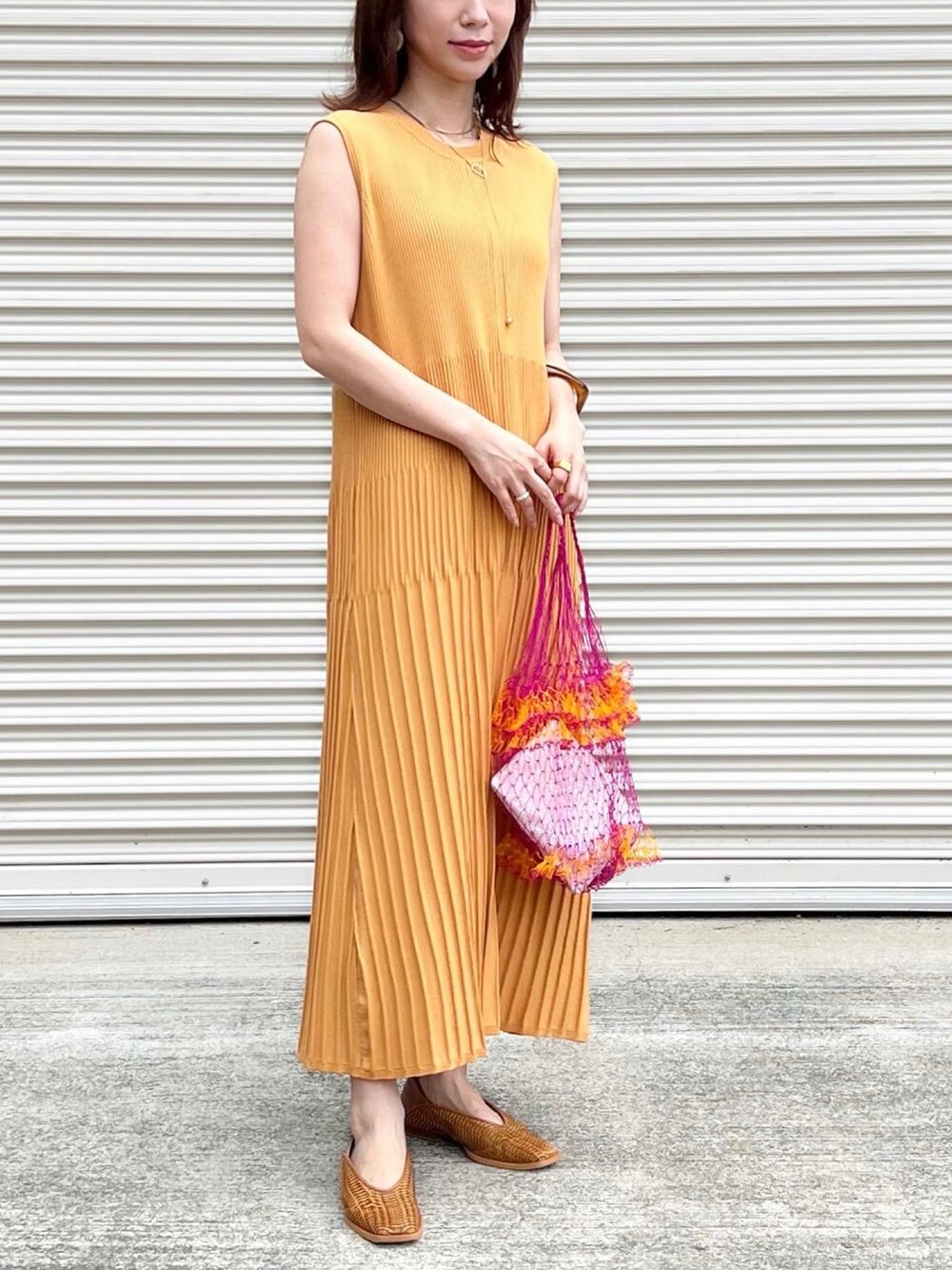 オレンジ系のワンピース、ブルー系のシャツ/ブラウス、ピンク系のバッグを着用したレディースの夏コーディネートの3枚目の写真