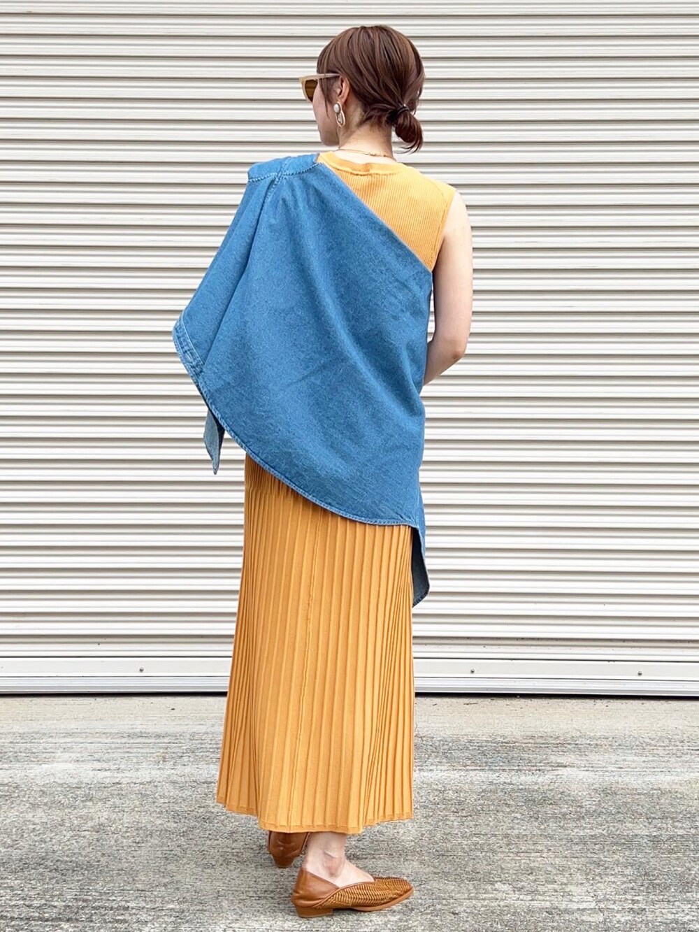 オレンジ系のワンピース、ブルー系のシャツ/ブラウス、ピンク系のバッグを着用したレディースの夏コーディネートの2枚目の写真