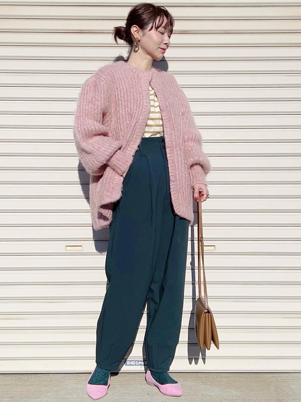 グリーン系のその他パンツ、ピンク系のパンプス、ピンク系のカーディガン/ボレロを着用したレディースの冬コーディネートの2枚目の写真