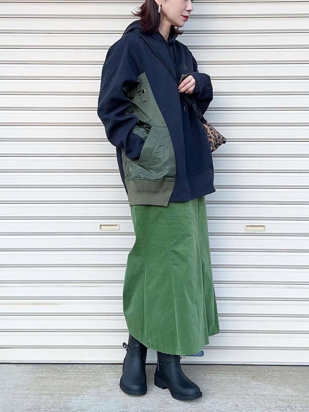 グリーン系のスカート、ブルー系のパーカー、その他のボディバッグ/ウエストポーチを着用したレディースの冬コーディネートの4枚目の写真