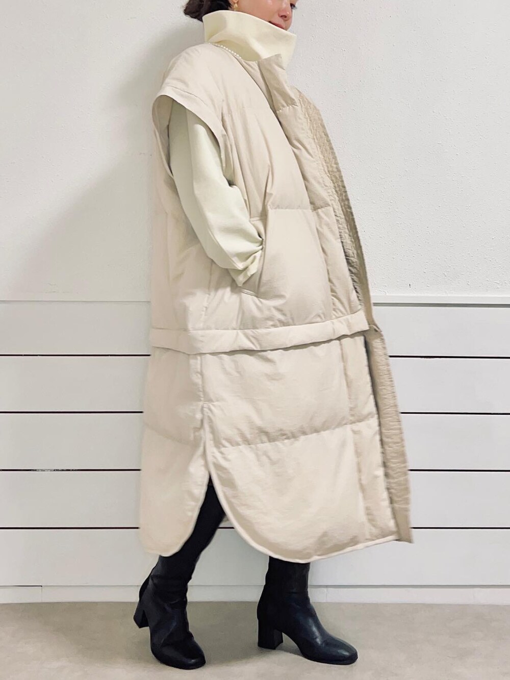 ブラック系のブーツ、グリーン系のカーゴパンツ、ホワイト系のダウンジャケット/コートを着用したレディースの冬コーディネートの5枚目の写真