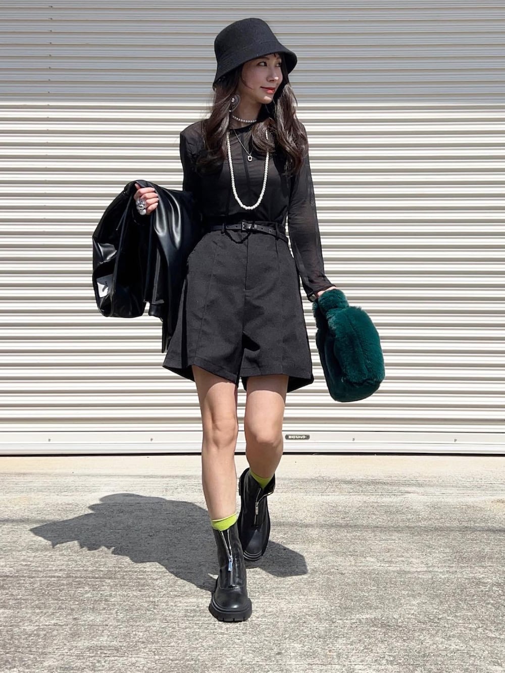 ブラック系のブルゾン、ブラック系のブーツ、ブラック系のTシャツ/カットソーを着用したレディースの秋コーディネートの3枚目の写真