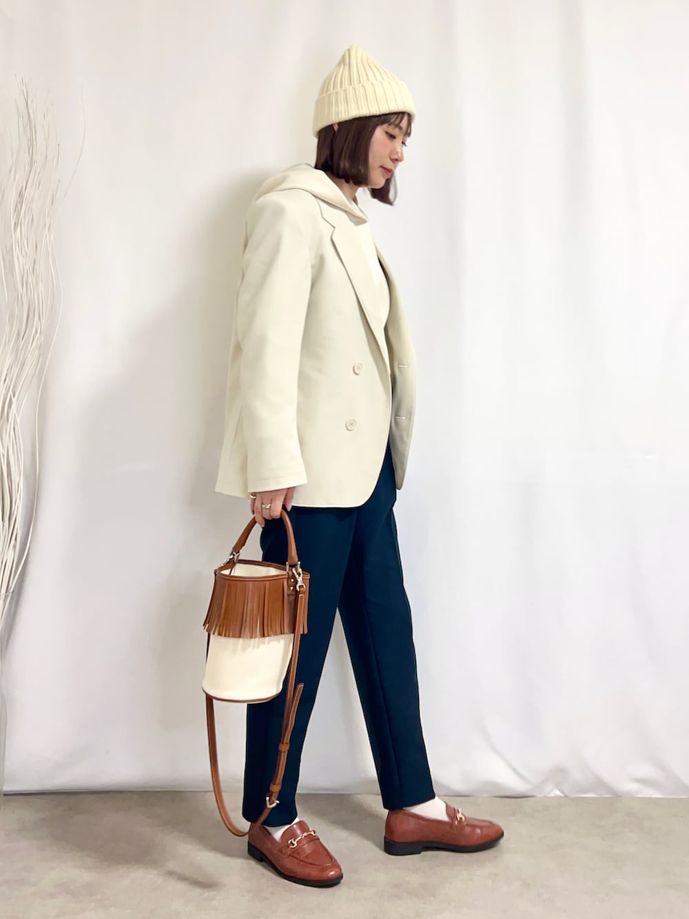 ブルー系のその他パンツ、ホワイト系のスニーカー、ホワイト系のスウェットを着用したレディースの冬コーディネートの2枚目の写真