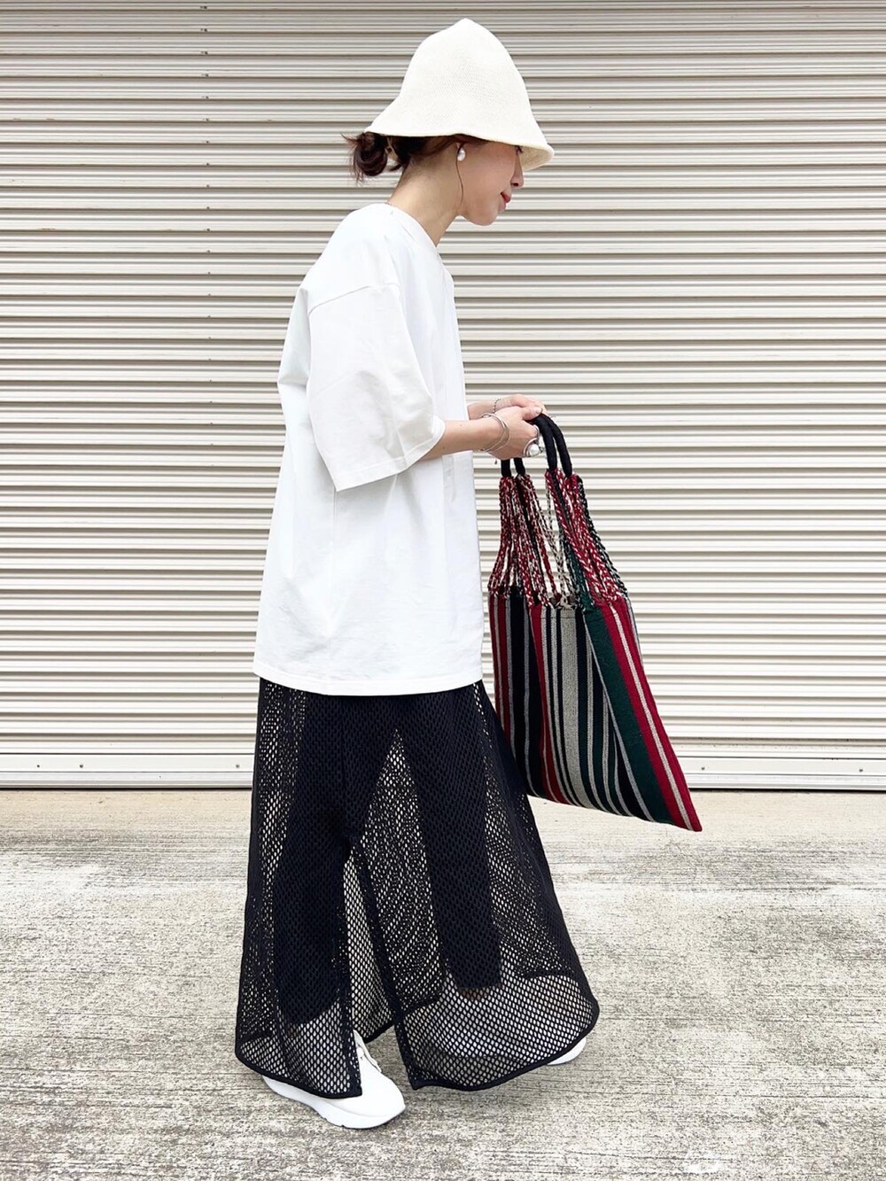 ホワイト系のTシャツ/カットソー、ブラック系のワンピース、ホワイト系のスニーカーを着用したレディースの夏コーディネートの2枚目の写真